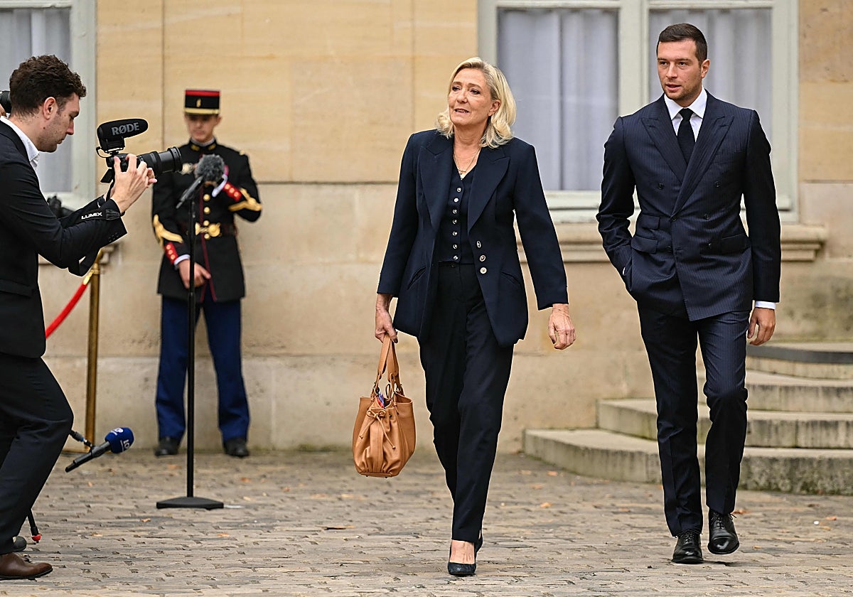 El presidente de la Agrupación Nacional, Jordan Bardella, y la presidenta del grupo parlamentario Marine Le Pen a su salida de la reunión con el primer ministro, François Bayrou