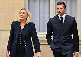 Le Pen, tras reunirse con Bayrou: «Pedimos una disolución ultrarrápida de la Asamblea Nacional»