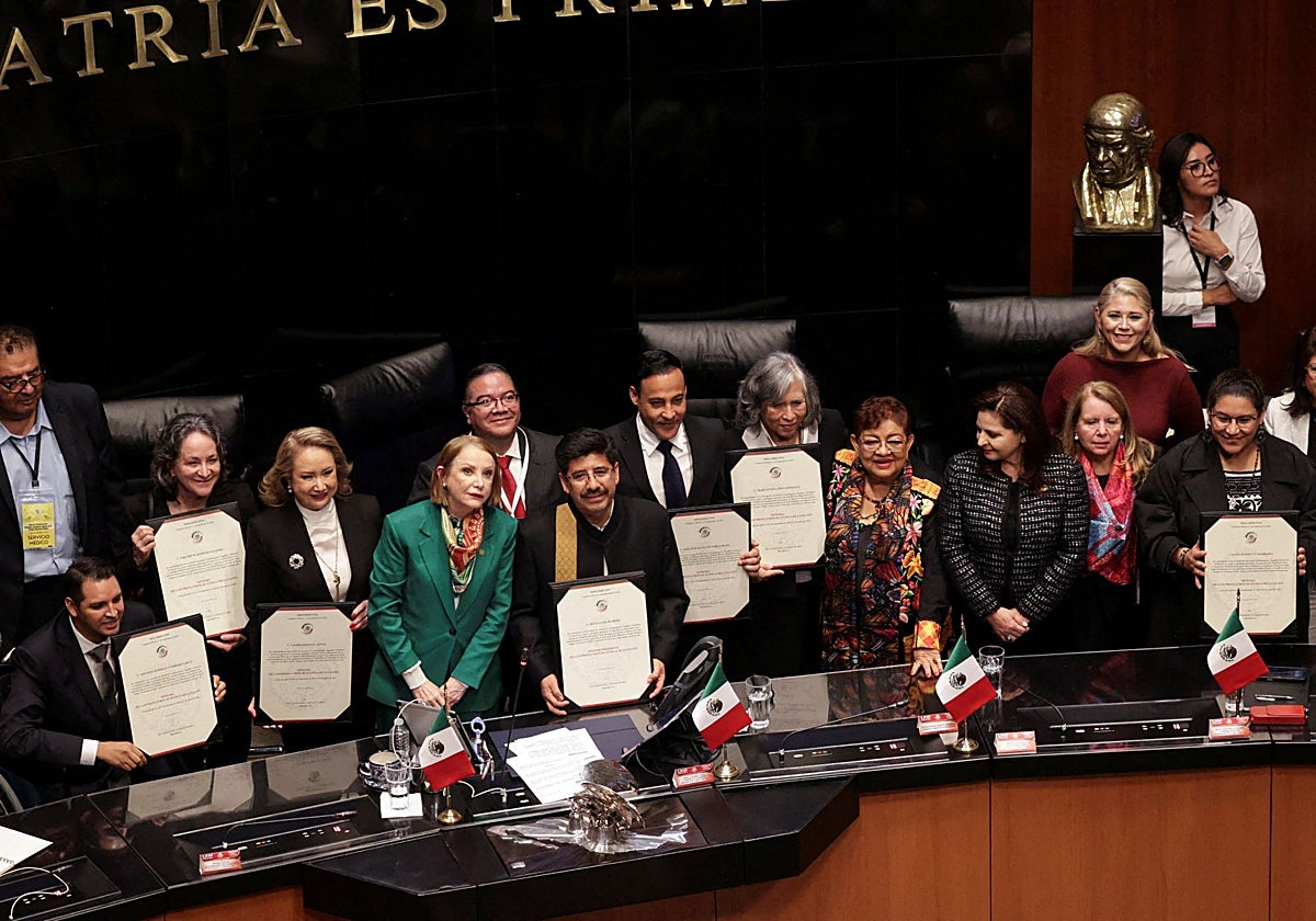 Los jueces recién elegidos de la Suprema Corte de México asisten a una ceremonia de juramentación en Ciudad de México