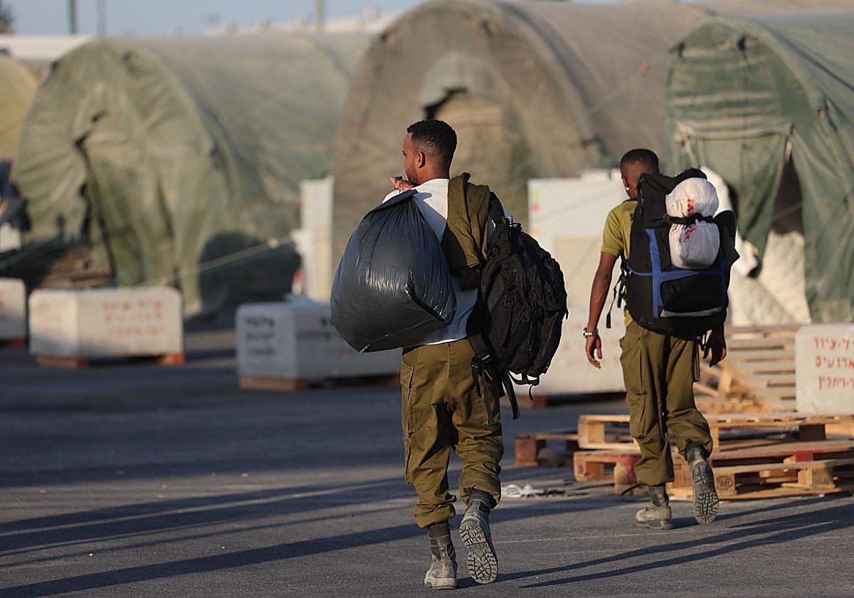 Los reservistas israelíes llegan a las bases de reclutamiento en el sur del país