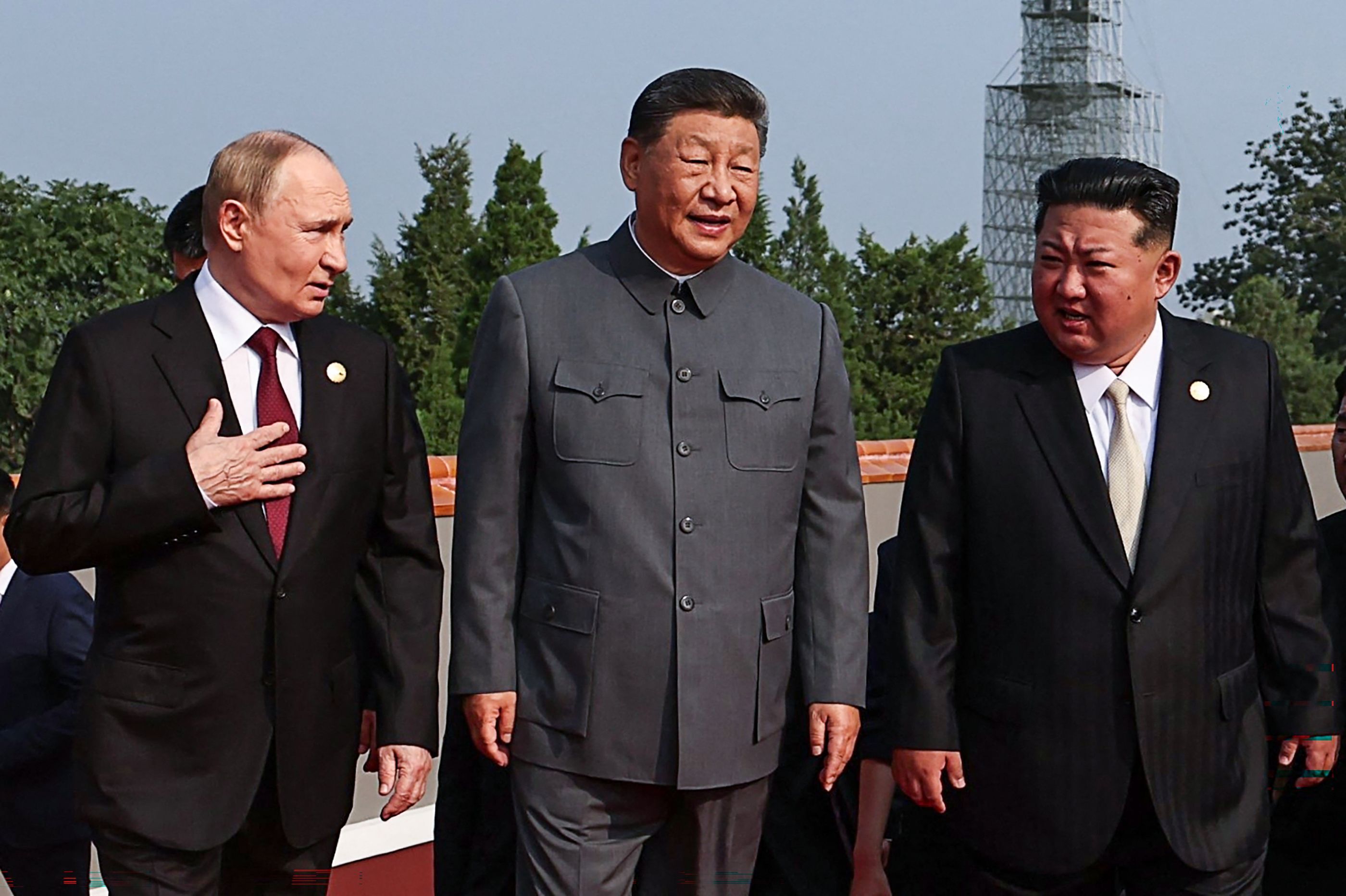 Vladimir Putin, Xi Jinping y Kim Jong Un conversan durante el desfile