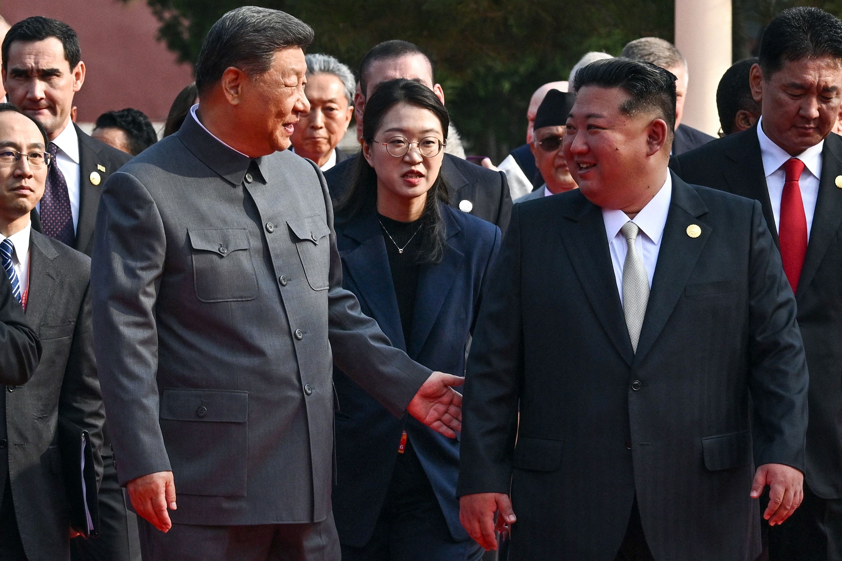 El presidente chino, Xi Jinping, saluda a su homólogo norcoreano, Kim Jong Un, acompañado por su hija, Kim Ju-ae