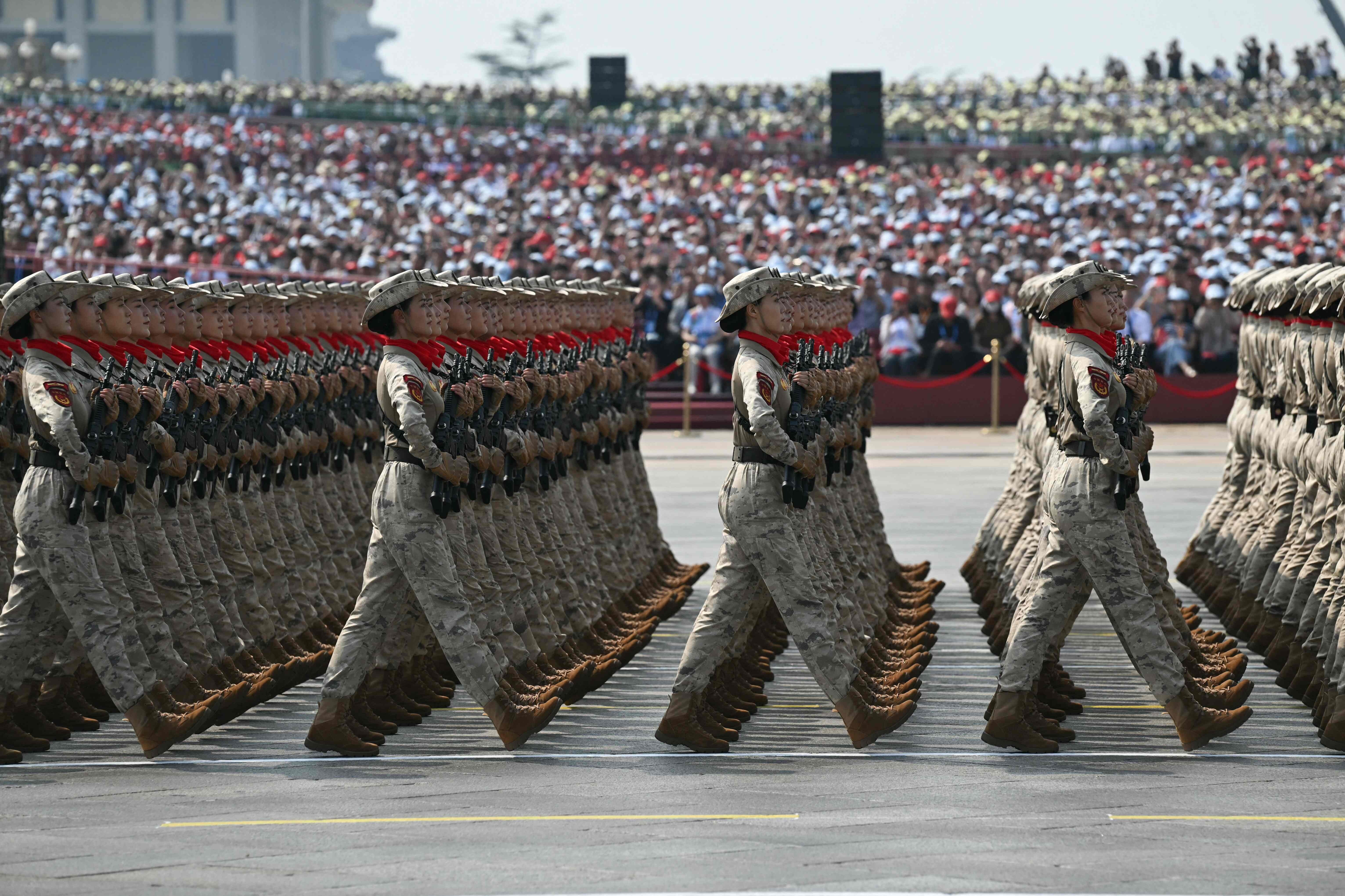 Militares chinas muestran su perfecta coordinación como parte del desfile militar en Pekín