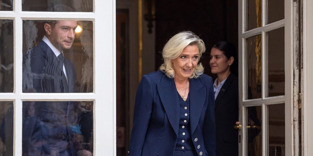 Le Pen y Sarkozy ponen al Gobierno francés al borde del precipicio