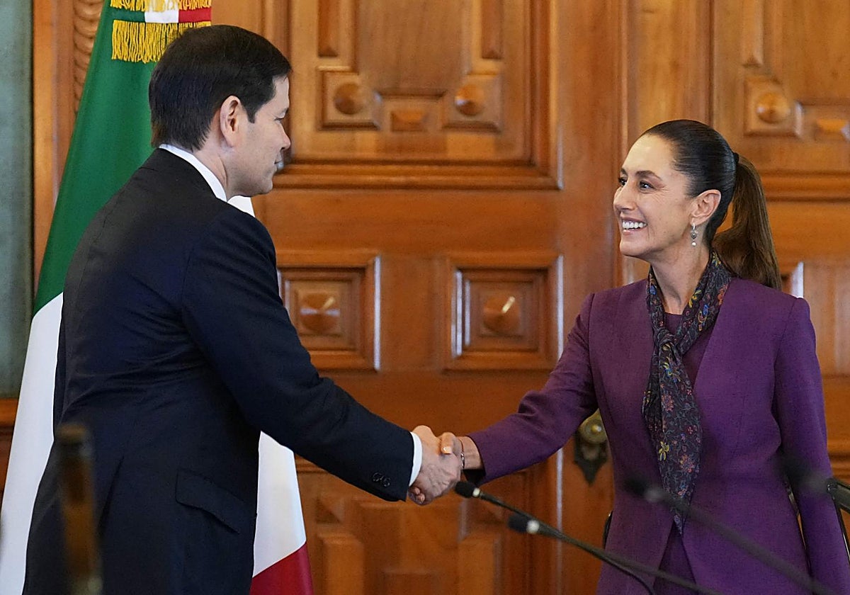 El secretario de Estado de EE.UU., Marco Rubio, saluda a la presidenta de México, Claudia Sheinbaum