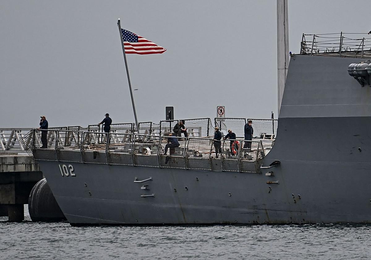 Parte de la tripulación, sobre la cubierta del buque estadounidense USS Sampson, atracado en Panamá
