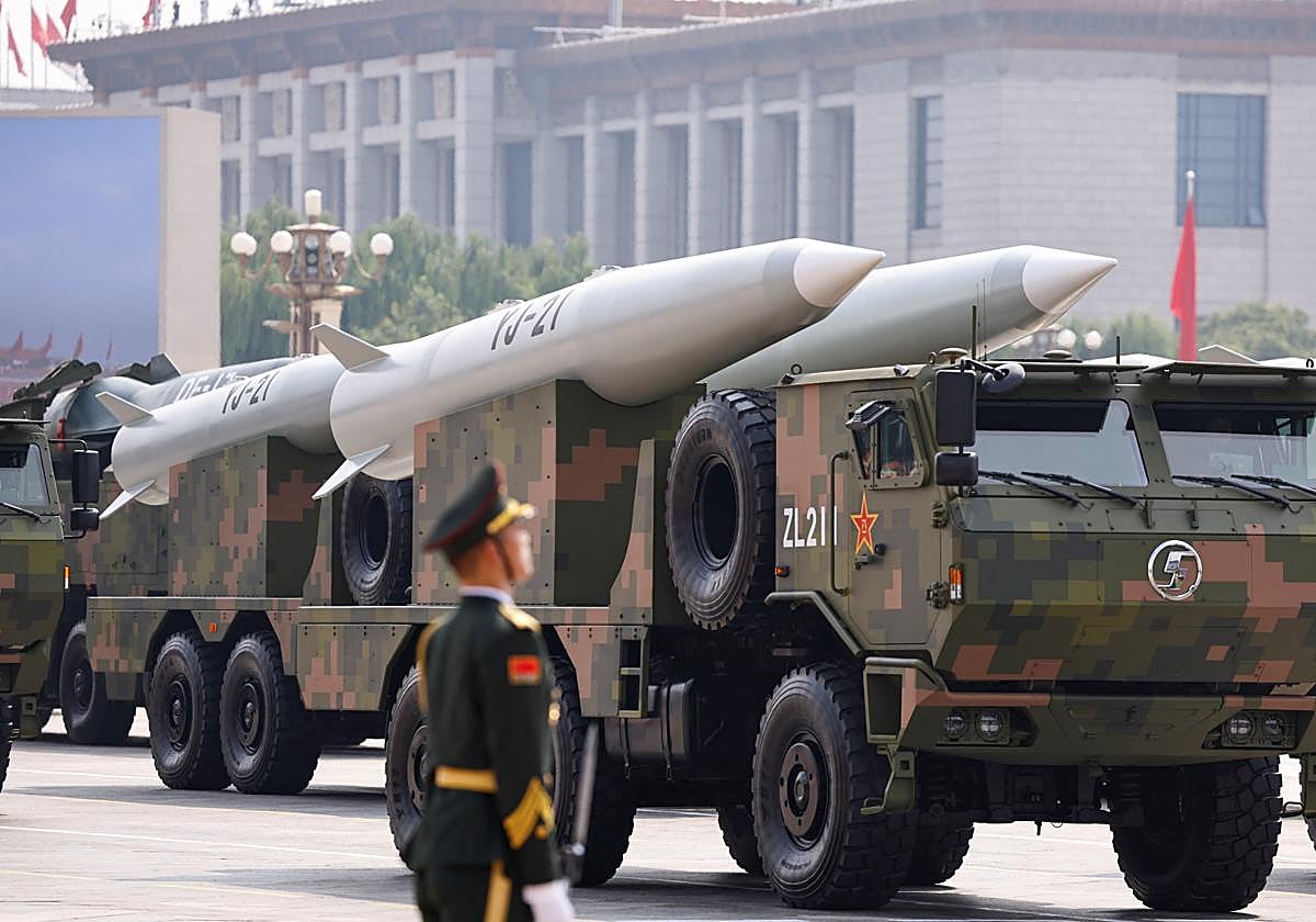 Un miembro del Ejército Popular de Liberación posa junto a un grupo de ataque estratégico que exhibe misiles de crucero CJ-20A durante un desfile militar para conmemorar el 80.º aniversario del fin de la Segunda Guerra Mundial