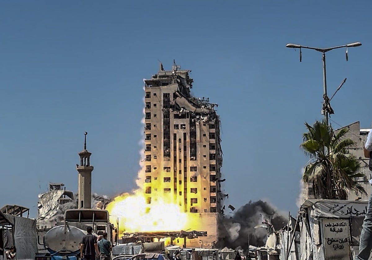 Un ataque aéreo israelí impacta un edificio de varios pisos en la ciudad de Gaza