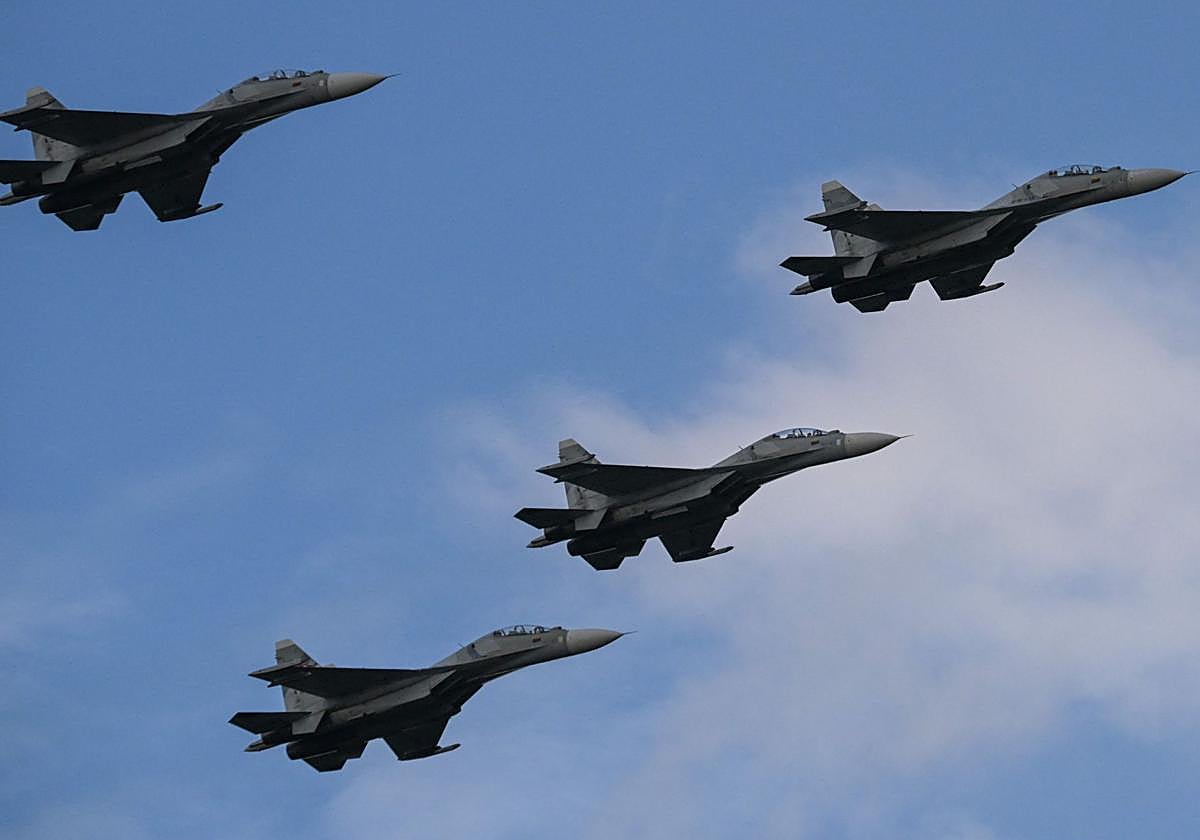 Las Fuerzas Armadas venezolanas despliegan sus aviones de combate, de origen ruso, durante el 211 aniversario de su independencia