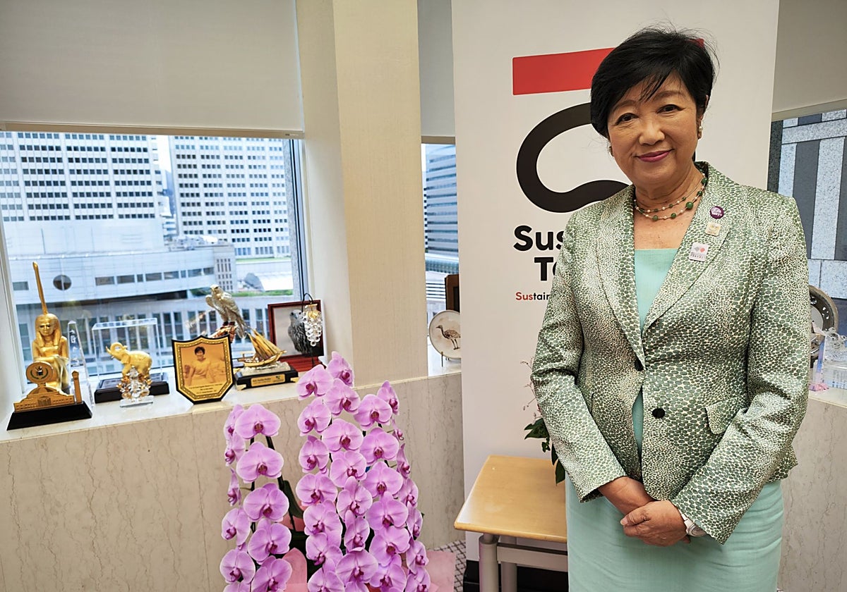 Yuriko Koike, durante la entrevista con ABC en la sala de reuniones del Gobierno Metropolitano de Tokio