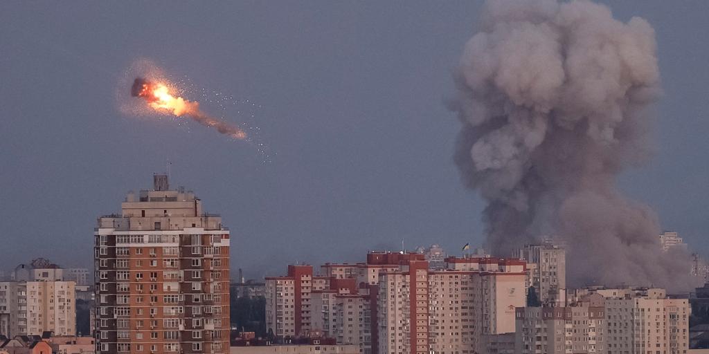Rusia ataca la sede del Gobierno de Ucrania en un bombardeo que deja al menos dos muertos en Kiev