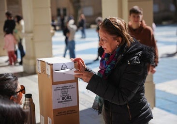 Karina Milei acude a votar escoltada por policías y simpatizantes