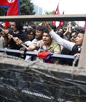 Imagen secundaria 2 - Imágenes de las protestas que sacuden Katmandú, la capital de Nepal