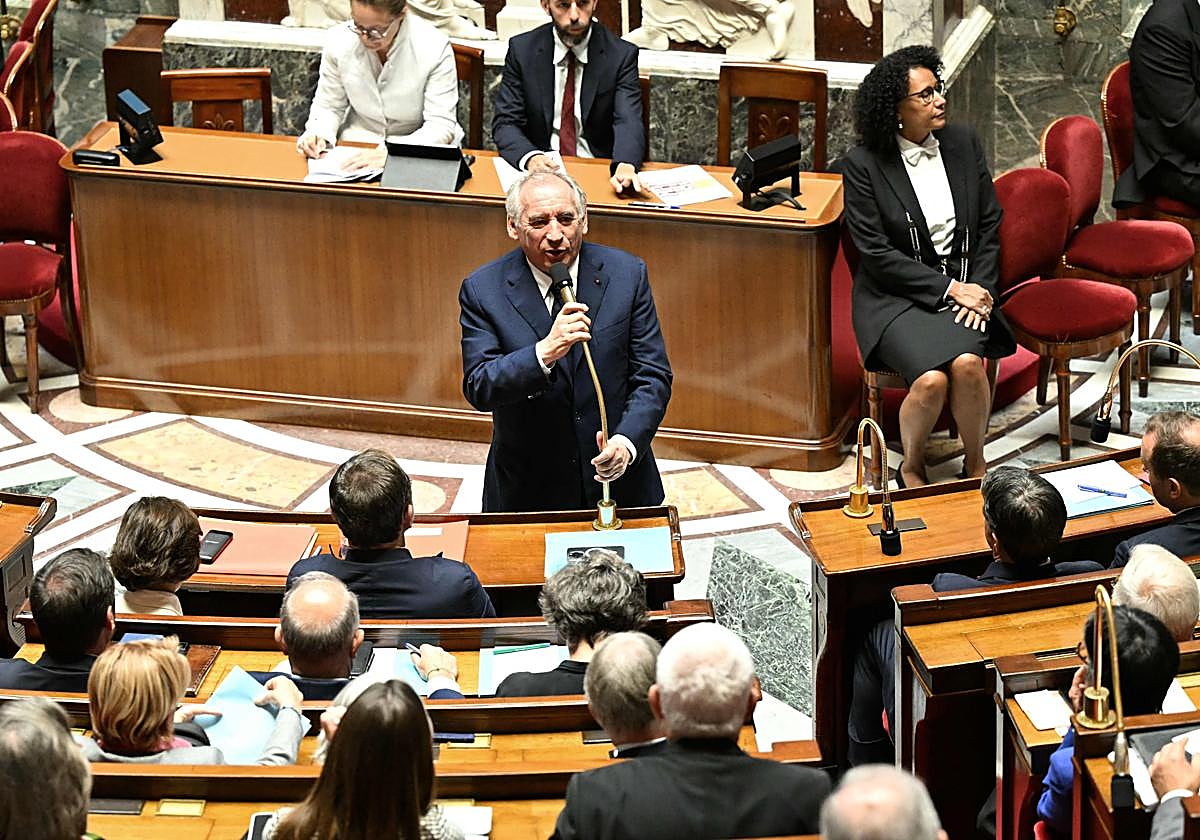 El primer ministro de Francia se dirige a la Asamblea Nacional.