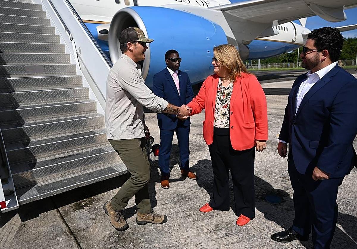 El secretario de Guerra, Pete Hegseth, recibido a su llegada a Puerto Rico por la gobernadora Jennifer González