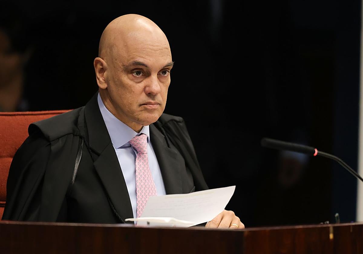 El juez Alexandre de Moraes emite el primero de los cinco votos que determinarán el futuo del expresidente Bolsonaro