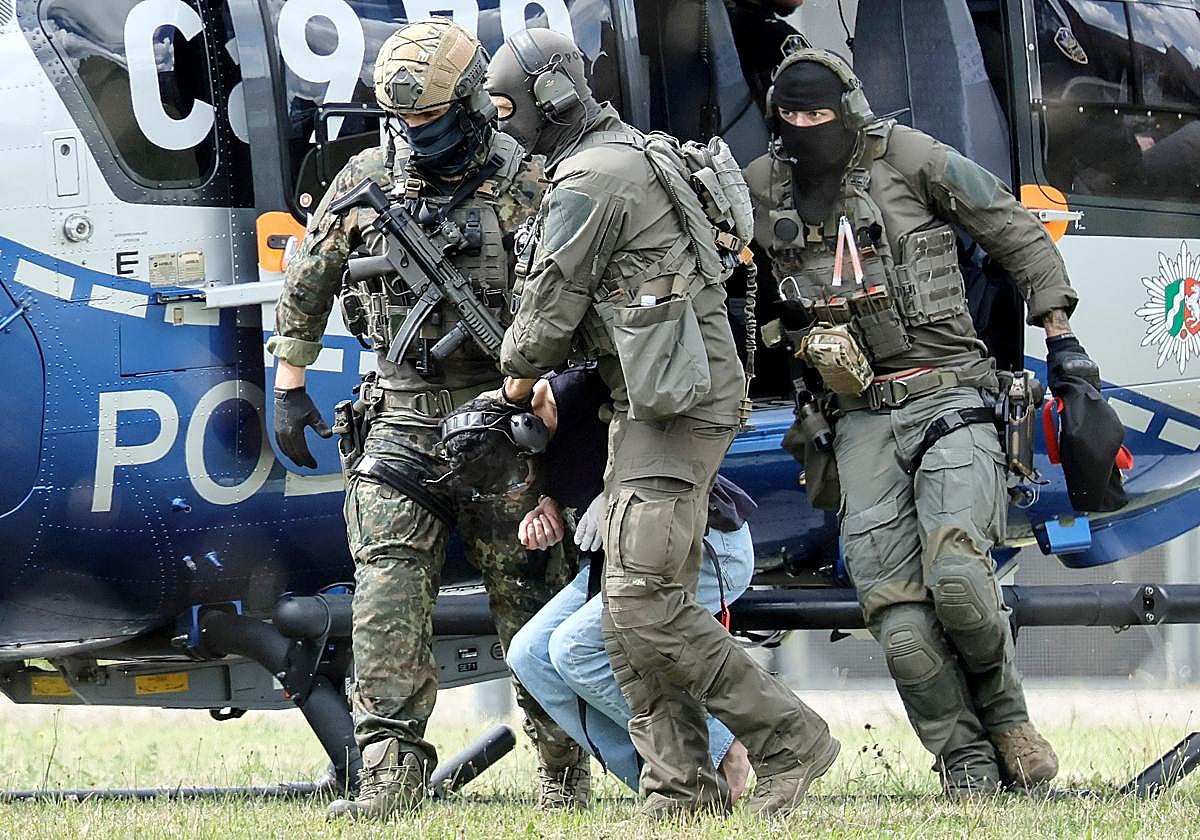 La Policía federal alemana escolta al condenado antes del juicio