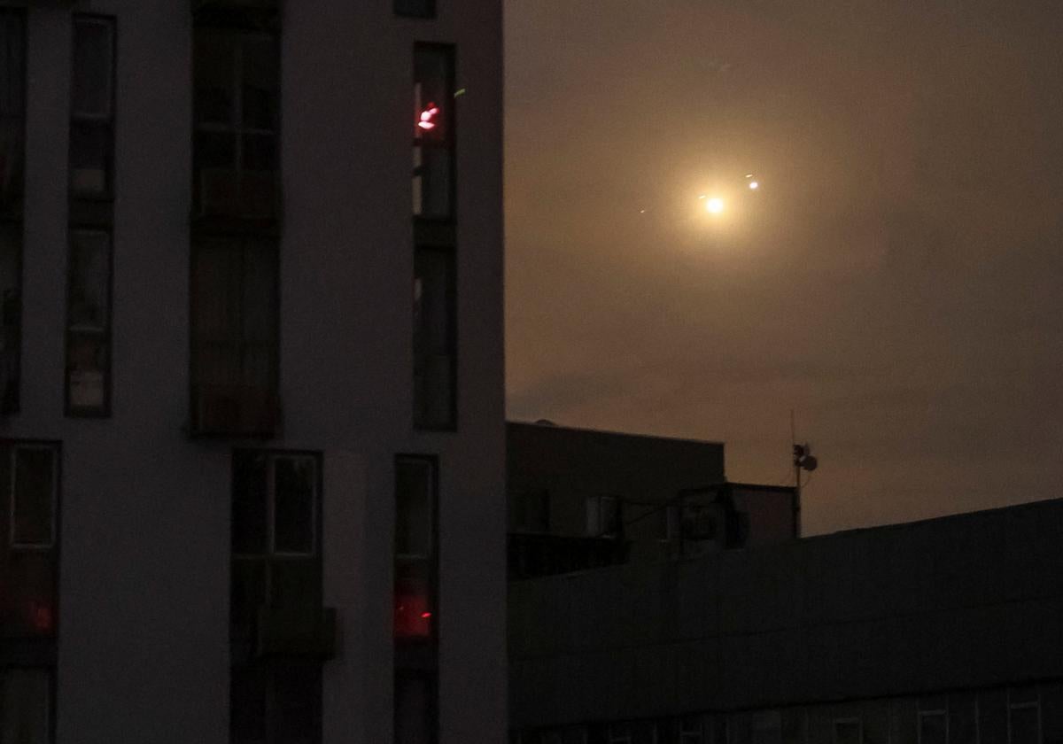 Se ven explosiones en el cielo nocturno mientras militares ucranianos disparan contra drones durante un ataque con drones rusos, en medio del ataque de Rusia a Ucrania.