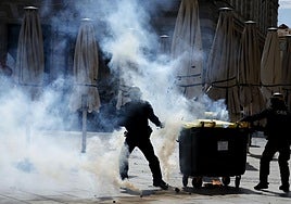 Francia, de nuevo en llamas: más de 400 arrestados, carreteras bloqueadas y contenedores ardiendo contra el plan de recortes del Gobierno