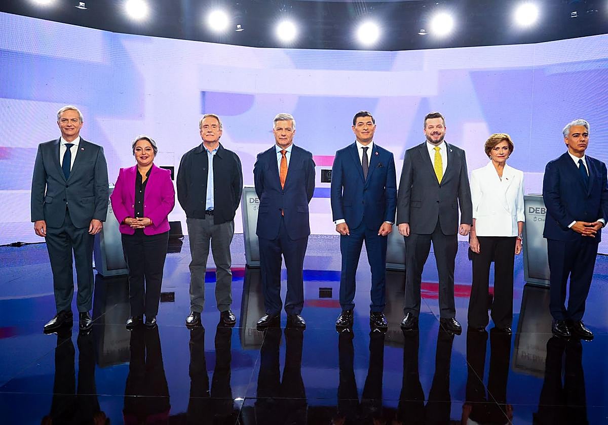 Candidatos a la Presidencia de Chile , de izquierda a derecha, José Antonio Kast, Jeannette Jara, Eduardo Artés, Harold Mayne-Nicholls, Franco Parisi, Johannes Kaiser, Evelyn Matthei, y Marco Enríquez-Ominami