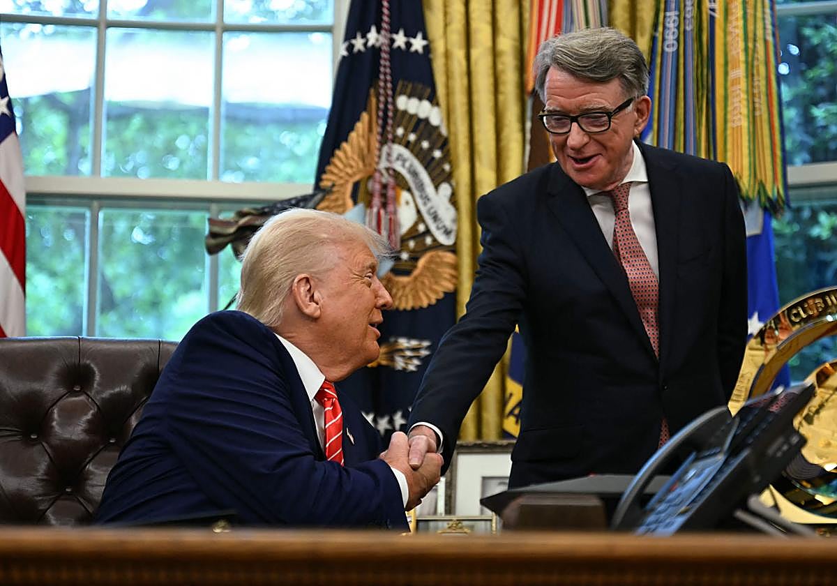 El presidente de Estados Unidos, Donald Trump, estrecha la mano del embajador británico en Estados Unidos, Peter Mandelson, tras realizar un anuncio comercial en la Oficina Oval de la Casa Blanca en Washington
