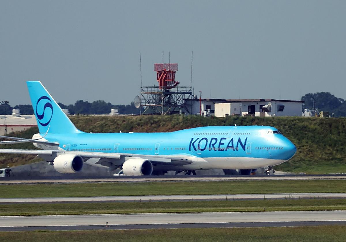 El avión de los surcoreanos arrestados en las redadas migratorias de EE.UU. despega en Atlanta rumbo a Corea del Sur