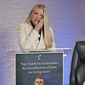 La mujer de Charlie Kirk promete seguir con su legado tras su asesinato: «Llevará la corona de mártir»