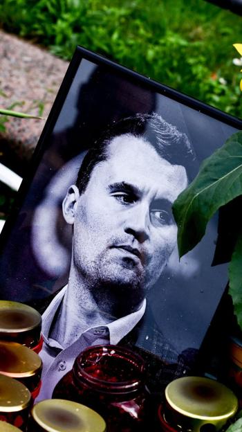 Flores y velas frente a una foto del activista político estadounidense Charlie Kirk, asesinado en Utah, durante una vigilia en Berlín