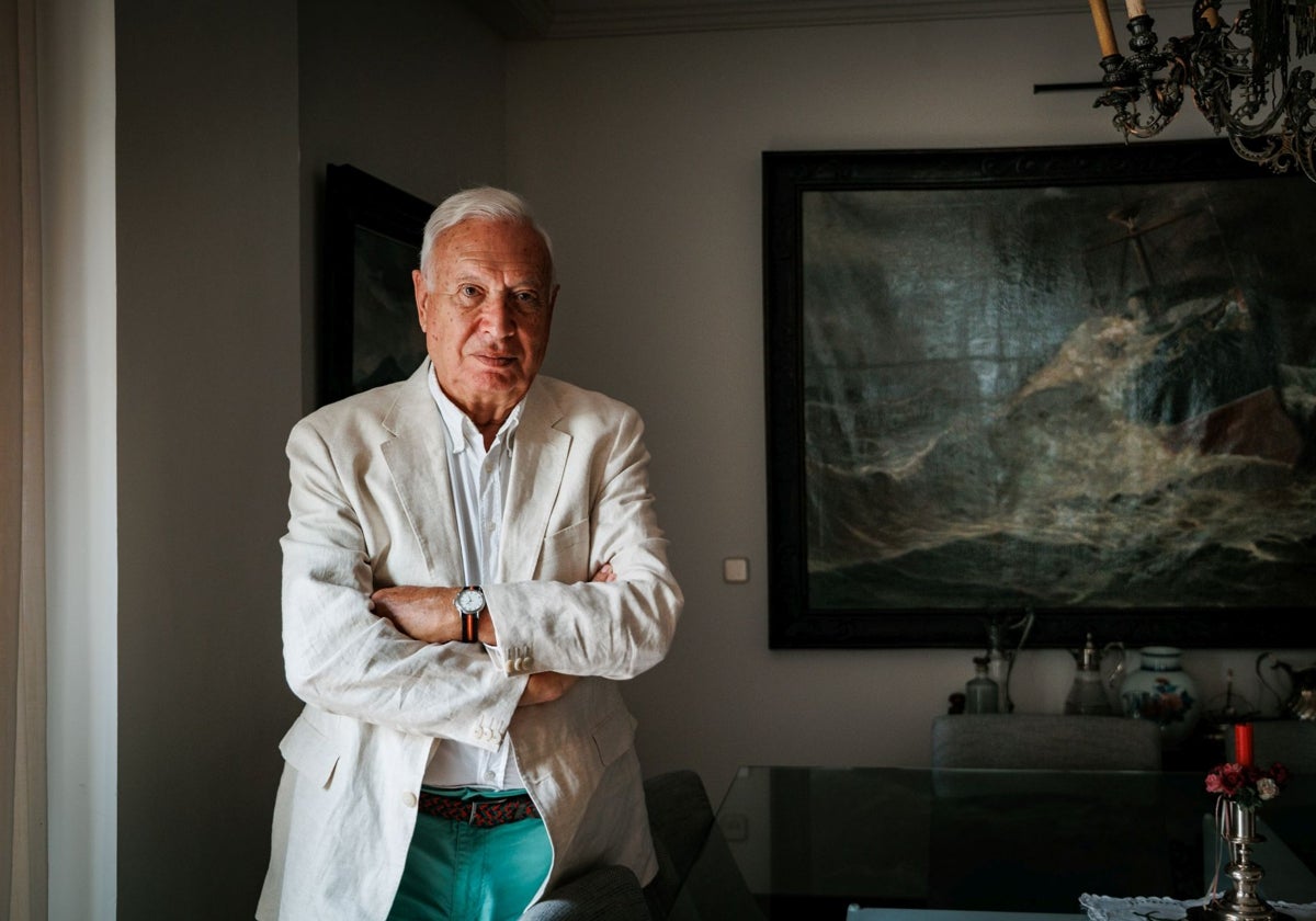 Margallo une a su experiencia y a su formación intelectual una gran cantidad de información