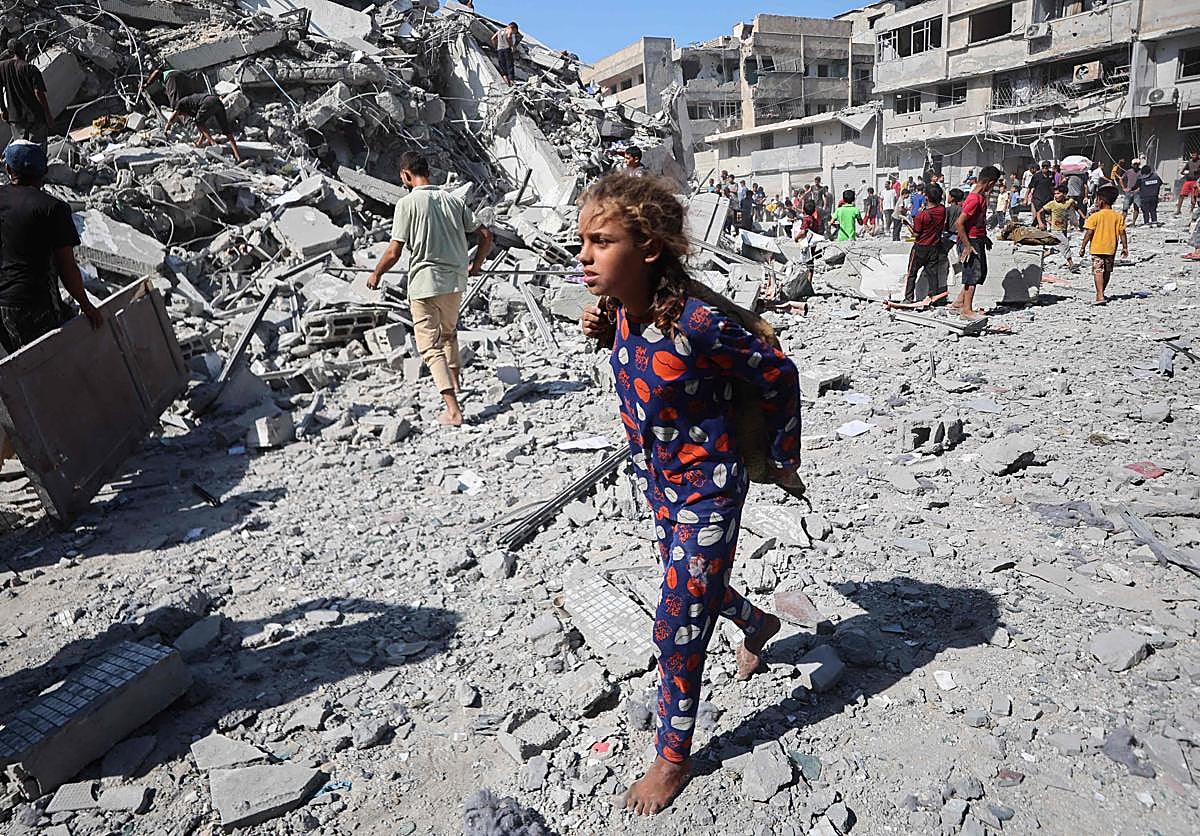 Una niña, en medio de las ruinas de la Ciudad de Gaza