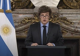 Milei dispara el gasto social tras su varapalo en las urnas