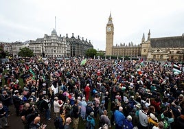 Miles de personas marchan en Londres contra la visita de Donald Trump