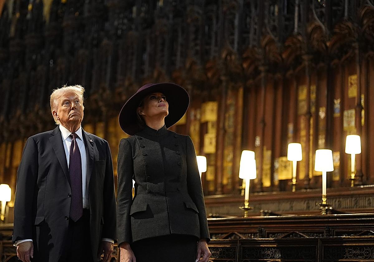 El presidente de EE.UU., Donald Trump, junto a su esposa Melania en el interior de la Iglesia de St George en Reino Unido.