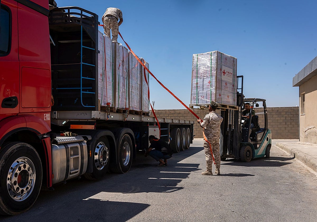 Los convoyes de ayuda suelen hacerse por la noche para sortear los sabotajes de colonos israelíes