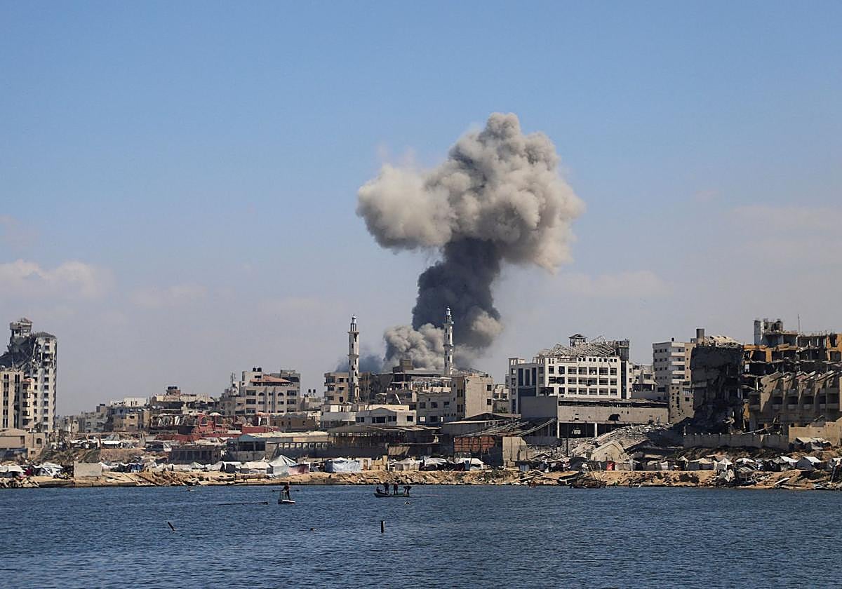 El Ejército israelí continúa con la ofensiva sobre Ciudad de Gaza, en el centro del enclave