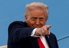 Trump amenaza ahora con quitar las licencias de las televisiones que sean críticas con él