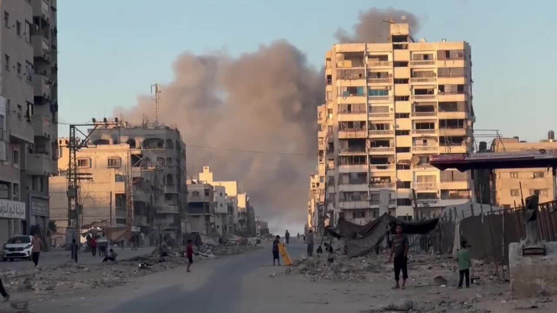 Miles de personas huyen ante la expansión militar israelí en Gaza