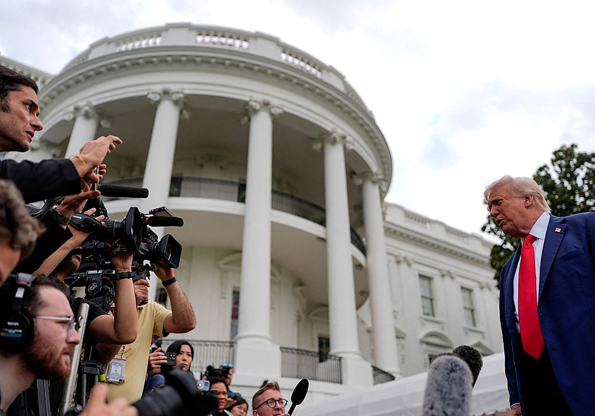 Trump responde al corresponsal de ABC en Washington, David Alandete (arriba a la izquierda)