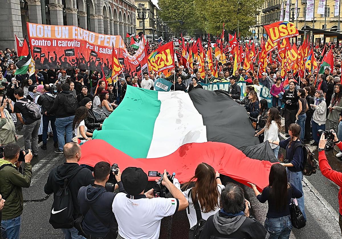 Manifestantes se movilizan en Turín este lunes.