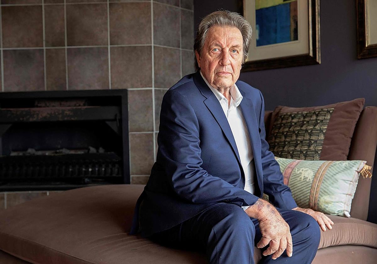 Errol Musk, padre del multimillonario tecnológico Elon Musk posa para un retraro un retrato en su casa de Langebaan, Sudáfrica, en 2022.