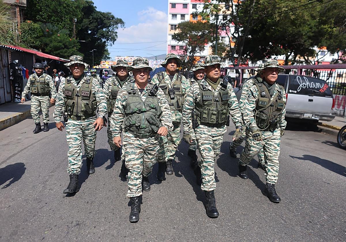 Integrantes de la Fuerza Armada Nacional Bolivariana (FANB) participan en una serie de ejercicios militares, en Caracas (Venezuela), el pasado 23 de enero
