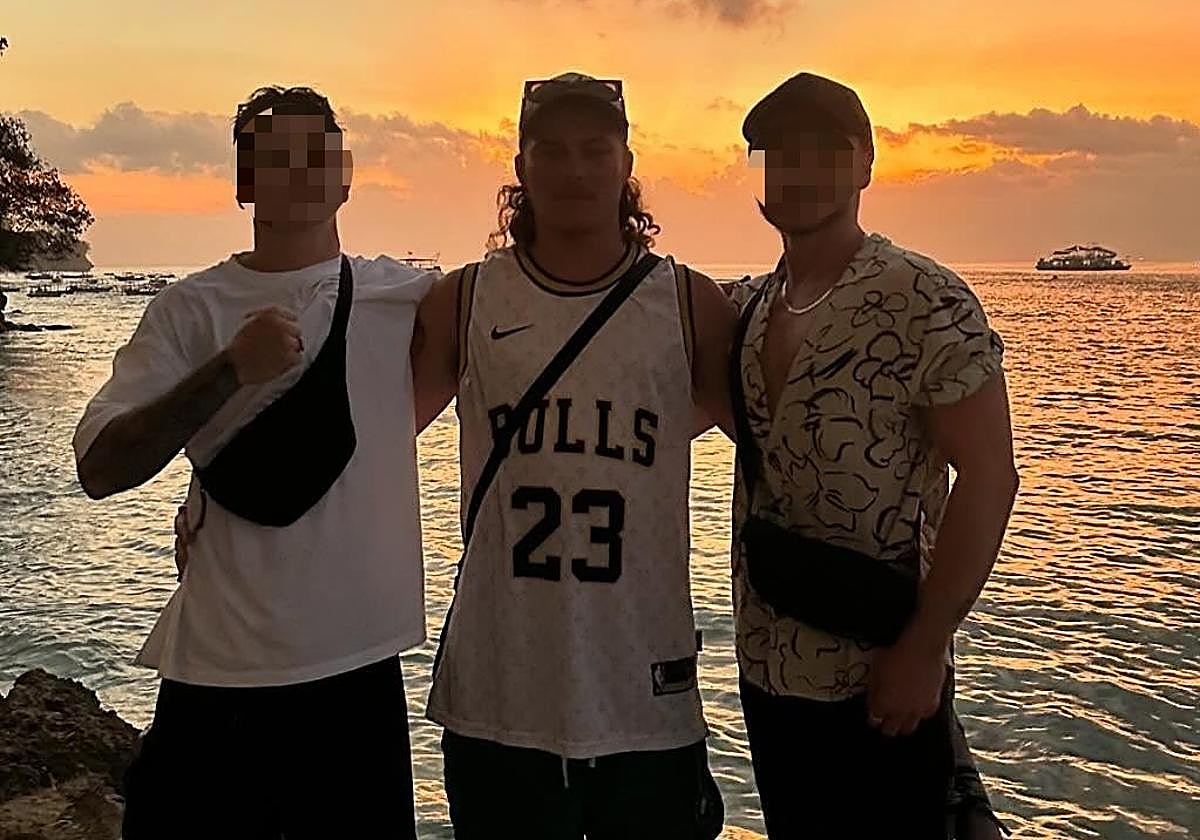 Byron Haddow, en el centro, el joven australiano fallecido que ha sido repatriado sin corazón