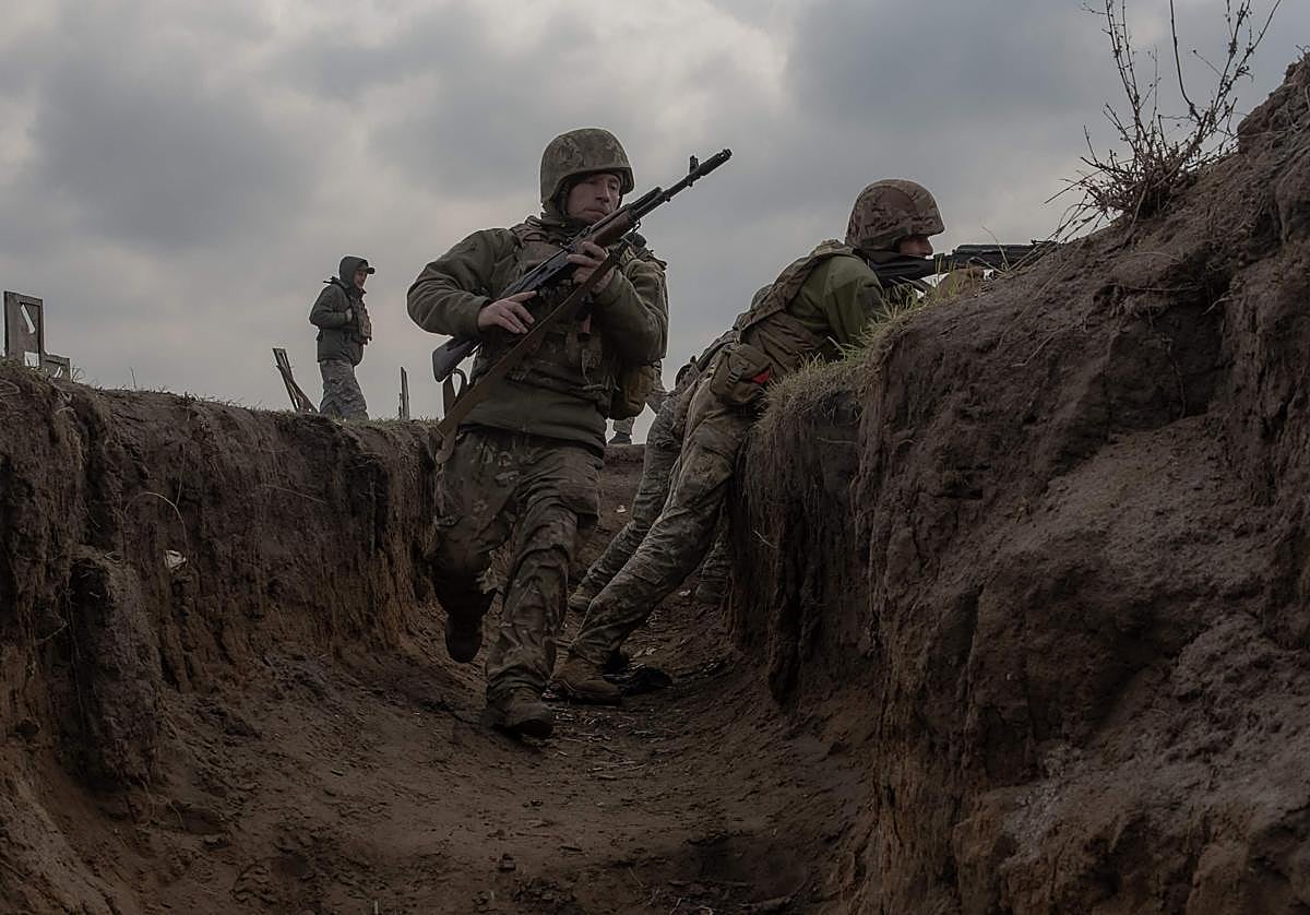 Militares ucranianos en un trinchera al sur de Ucrania, el pasado mes de marzo