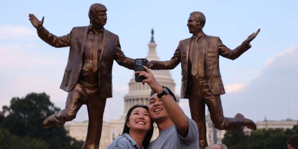 'Mejores amigos para siempre': colocan una estatua de Trump y Epstein dándose la mano frente al Capitolio