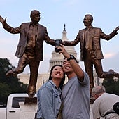 'Mejores amigos para siempre': colocan una estatua de Trump y Epstein dándose la mano frente al Capitolio