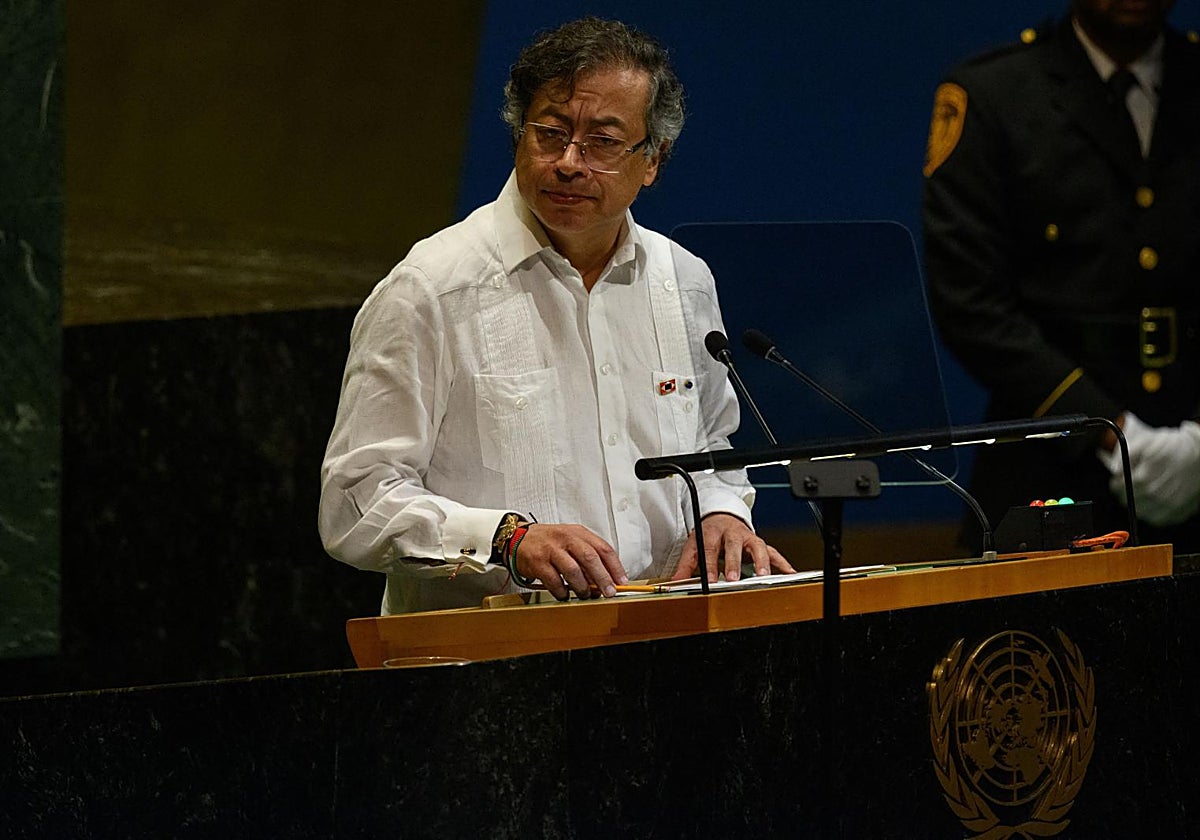 El presidente colombiano, Gustavo Petro, luce en su guayabera la bandera 'guerra a muerte' durante su discurso este martes en la ONU