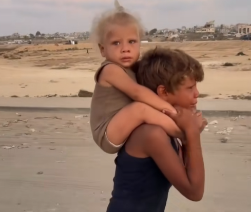 El niño que huía con su hermano a hombros en Gaza ya está con su padre