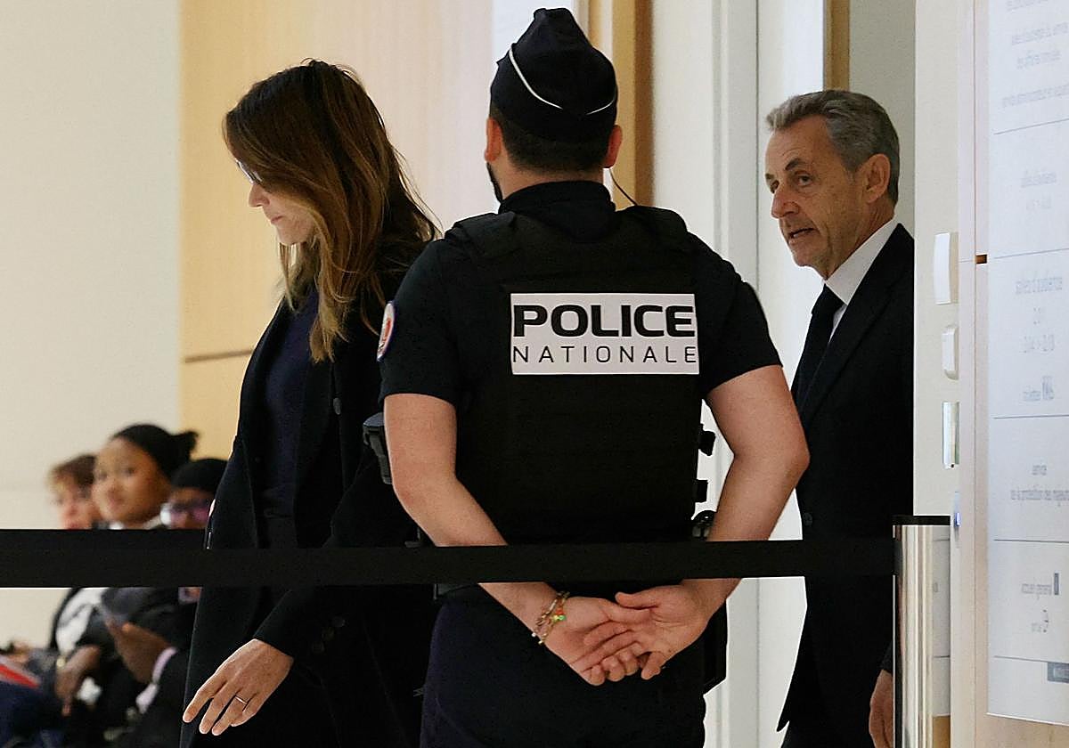 El expresidente francés, Nicolas, Sarkozy, acompañado de su mujer, Carla Bruni, a su llegada al Tribunal de París
