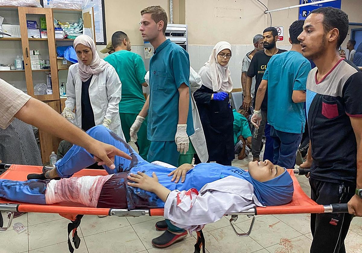 Médicos palestinos transportan a una doctora herida en los ataques israelíes contra el hospital Al Nasser en Jan Yunis, en el sur de Gaza.