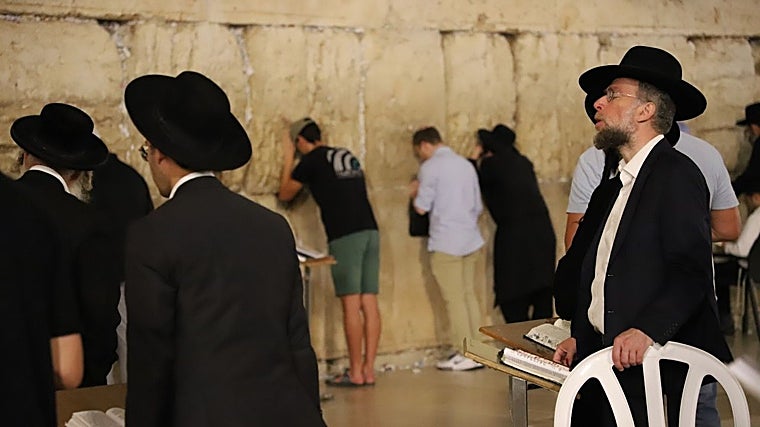 Judíos ultraortodoxos rezan ante el Muro de las Lamentaciones en Jerusalén